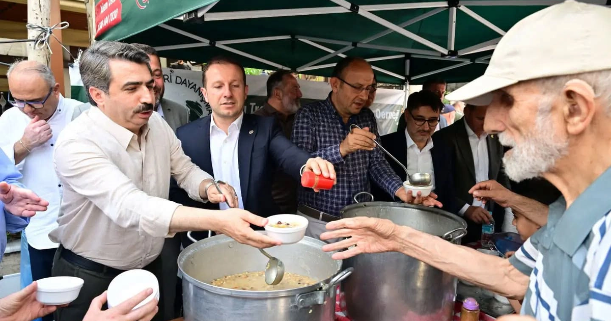 Bursa Yıldırım’da Dr. Sadık Ahmet ve Şehit Mustafa Canbaz anısına aşure ikramı