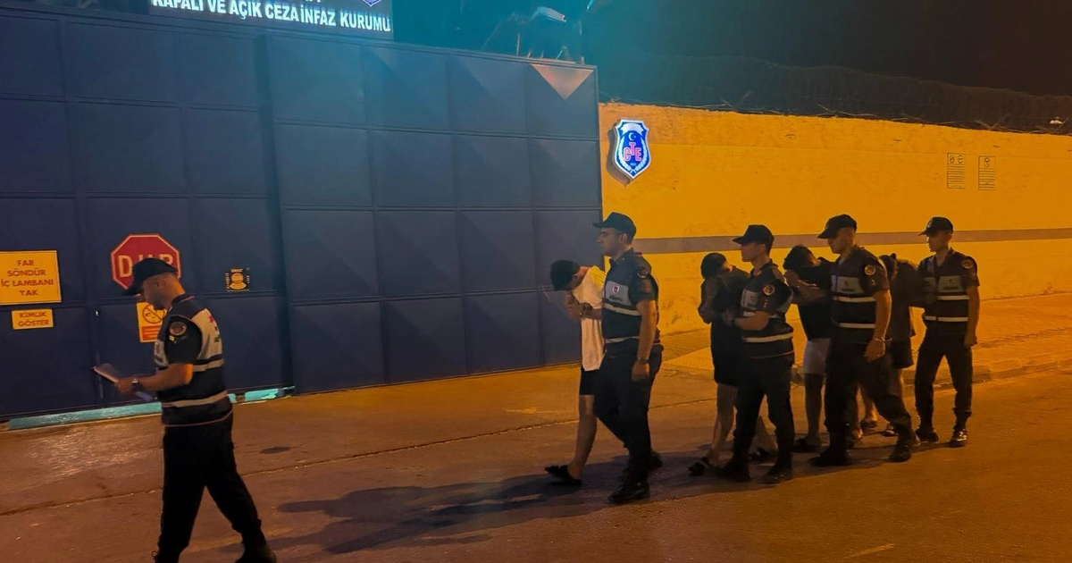 Mersin'de polise mukavemete 4 tutuklama