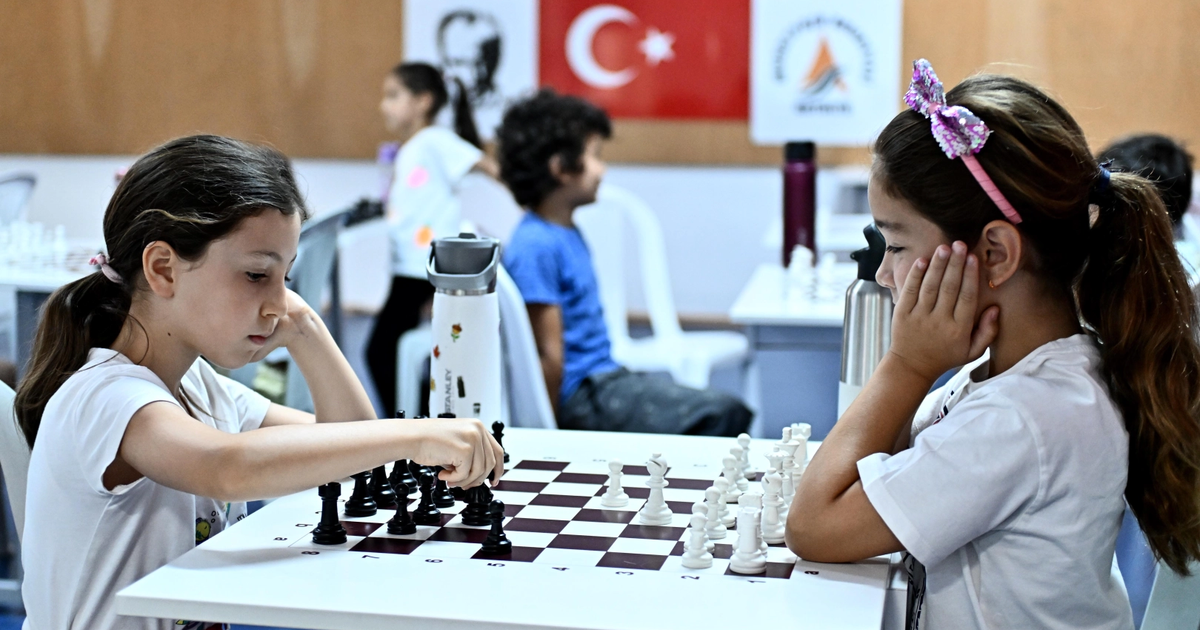 Muratpaşa’da satranç eğitimiyle çocuklar turnuvalara hazırlanıyor