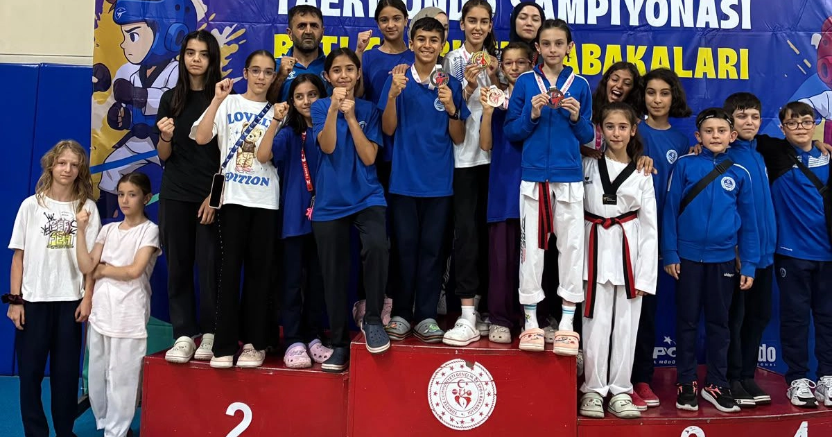 Kocaeli’nin gururu Kağıtspor kürsülerden inmiyor