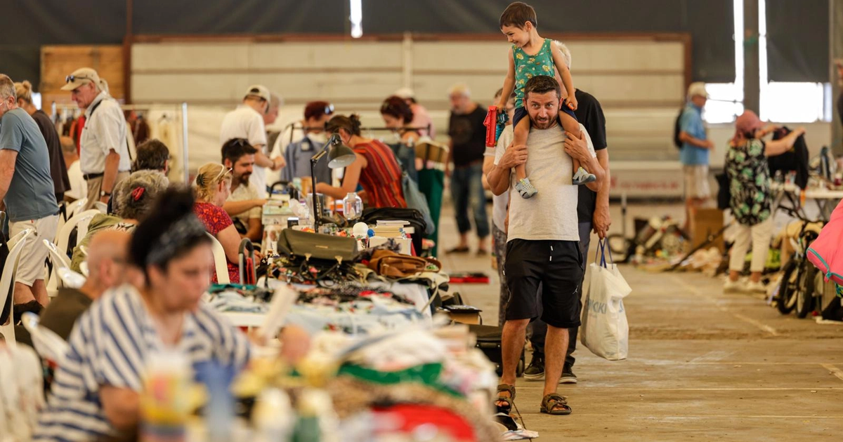 İzmir'de tezgâhlar ikinci el eşyalar için kuruldu