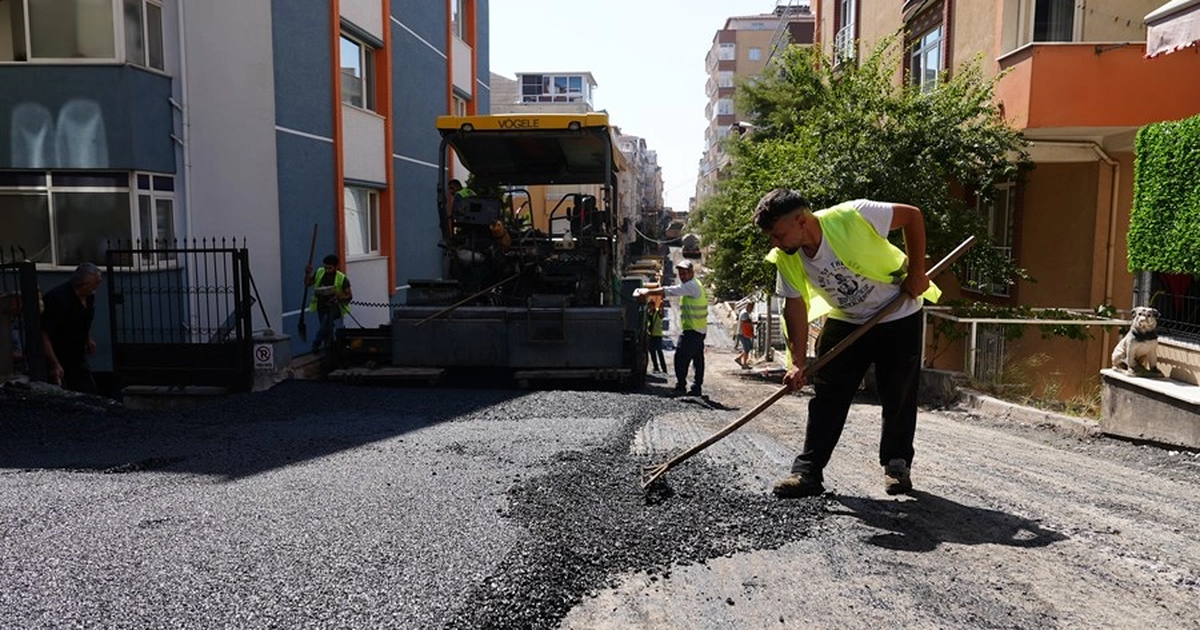 İstanbul Maltepe’de asfalt hamlesiyle yollar yenileniyor