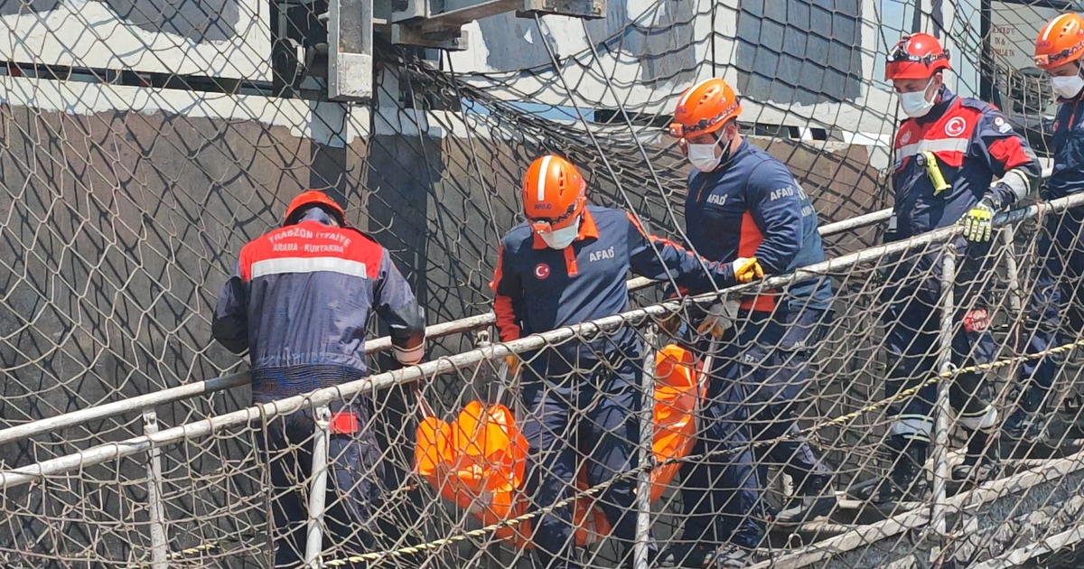 Trabzon’da İHA saldırısı kurbanı denizci gemiden çıkarıldı