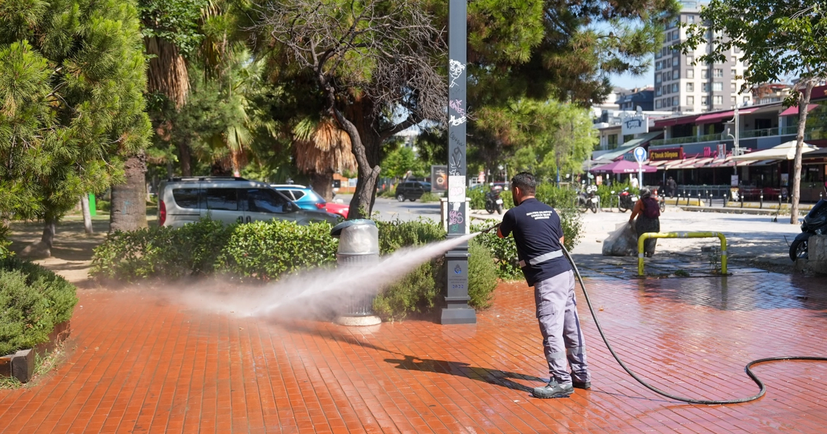 Maltepe'de toplu temizlik çalışmaları sürüyor
