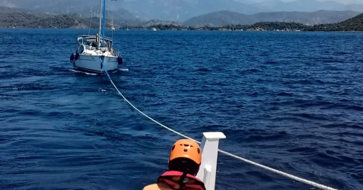 Dalaman açıklarında sürüklenen tekne kurtarıldı