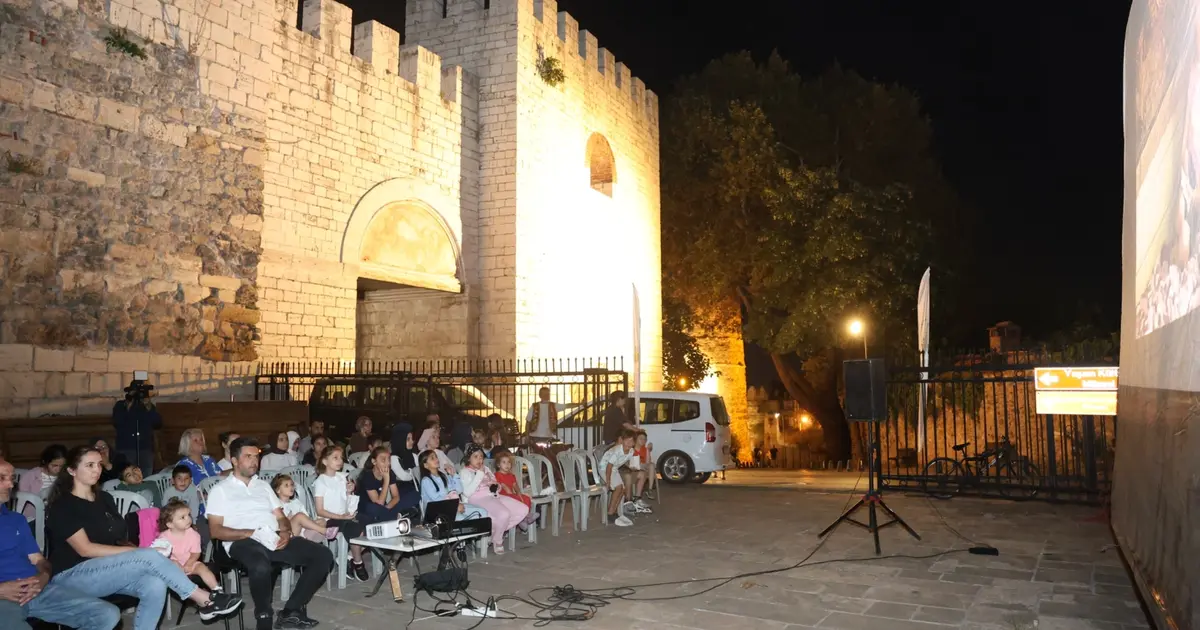 Tarihi surların gölgesinde sinema keyfi