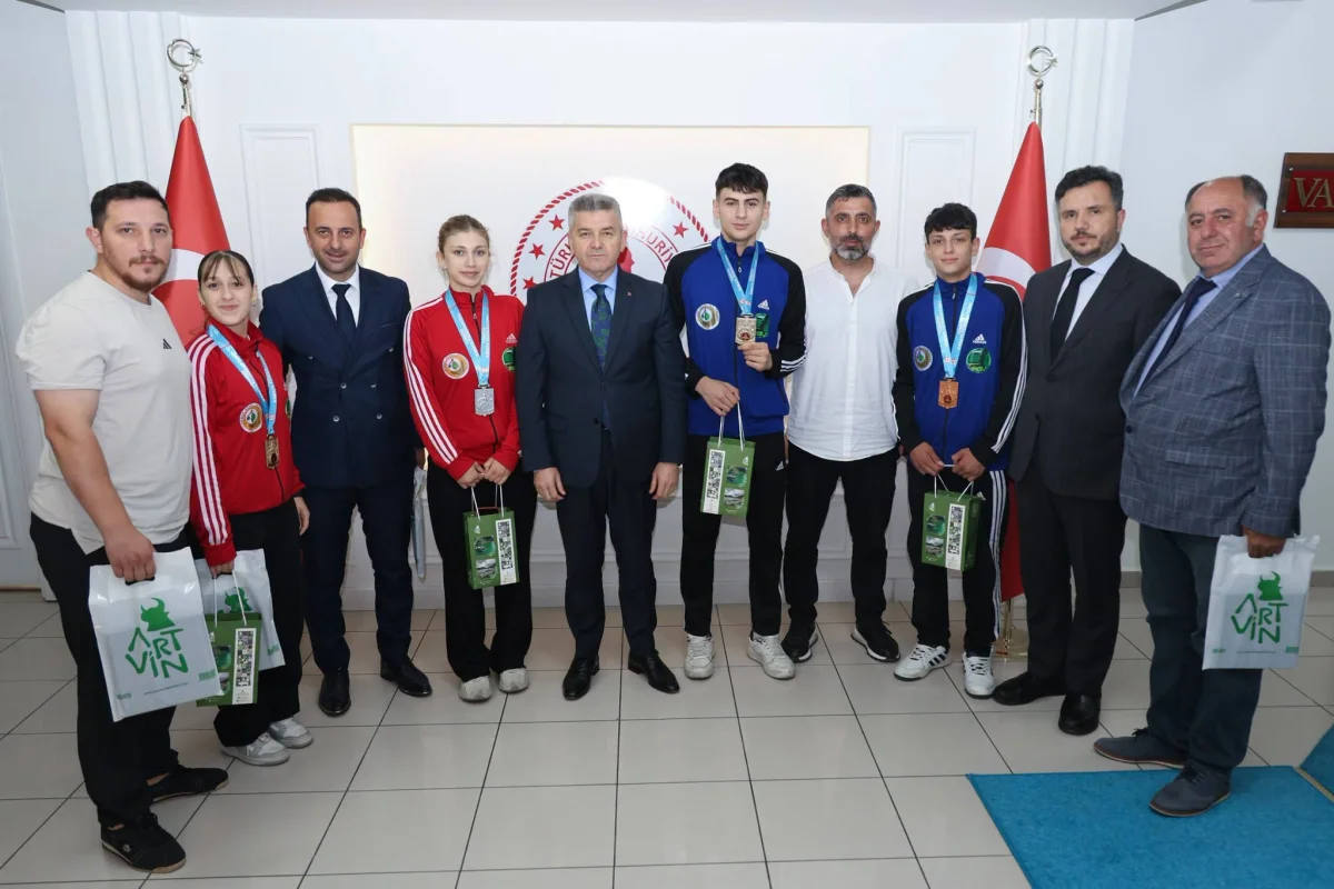 Artvin Valisi Ergün, Türkiye şampiyonu olan başarılı sporcuları ödüllendirdi - Spor Haberleri