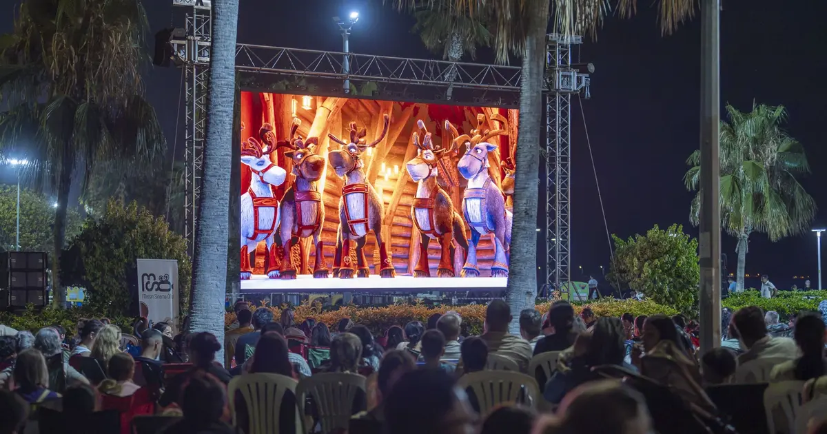 Mersin’de çocuklar açık havada sinema keyfi yaşadı - Gündem Haberleri