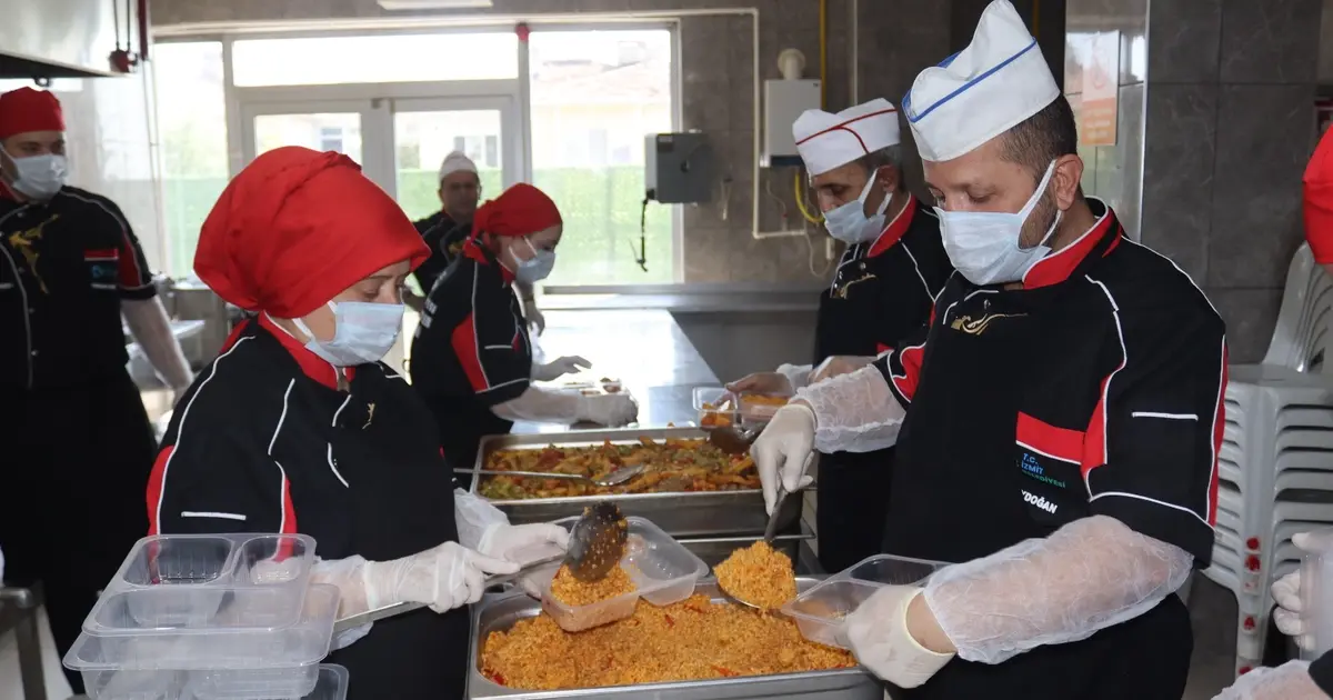 İzmit'te sıcak yemek desteğiyle dayanışma büyüyor