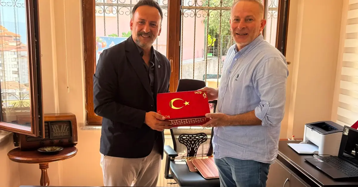 İzmit Belediyesi'nden muhtarlara doğum günü ziyareti