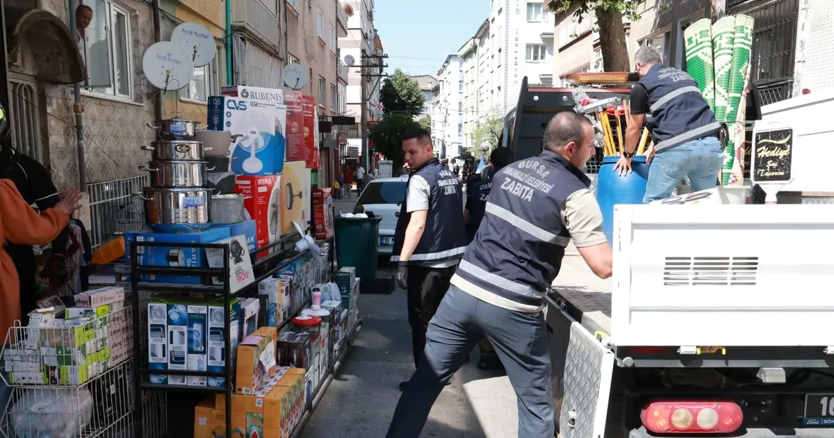 Bursa Osmangazi’de kaldırımlar işgalden temizlendi