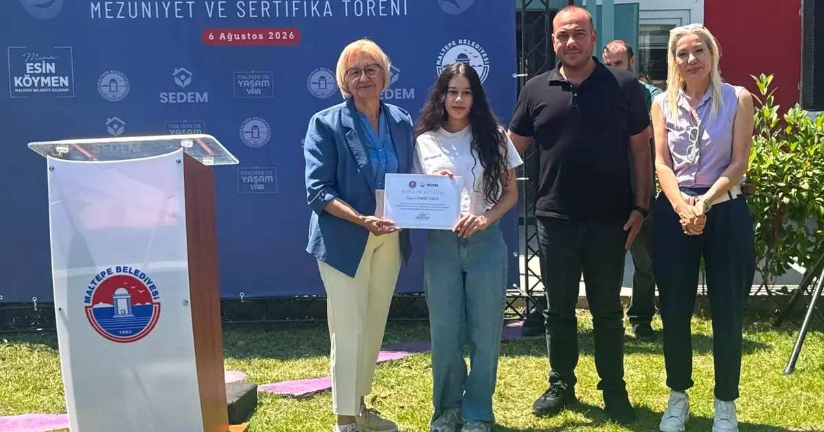 İstanbul Maltepe'de ''İçimdeki Sahne Atölyesi'' katılımcıları belgelerini aldı