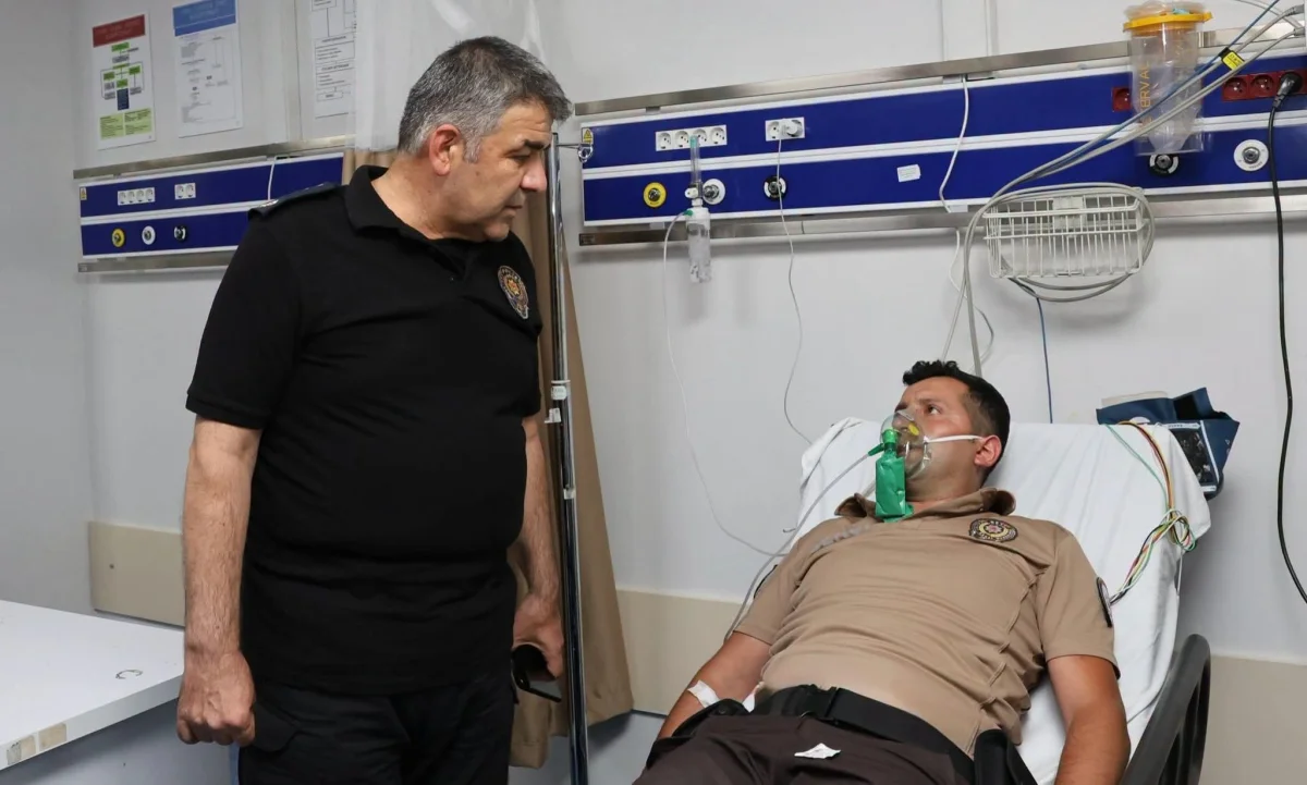 Emniyet Müdürü Karaburun'dan kahraman bekçiye hastanede moral ziyareti
