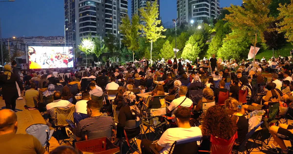 Ankara Keçiören'de açık hava sinema keyfi