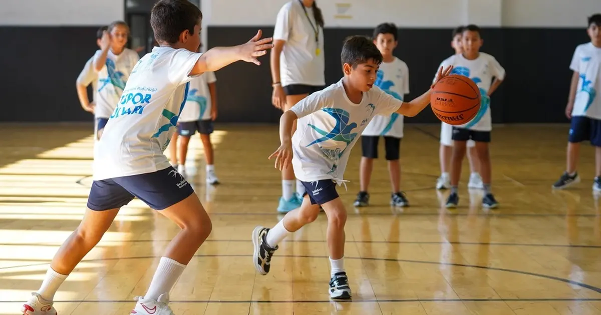 Beylikdüzü'nde öğrenciler yazı sporla geçiriyor