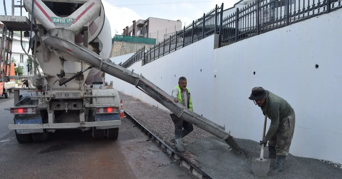 Kocaeli İzmit Belediyesi'nden Tüysüzler’e beton kaldırım