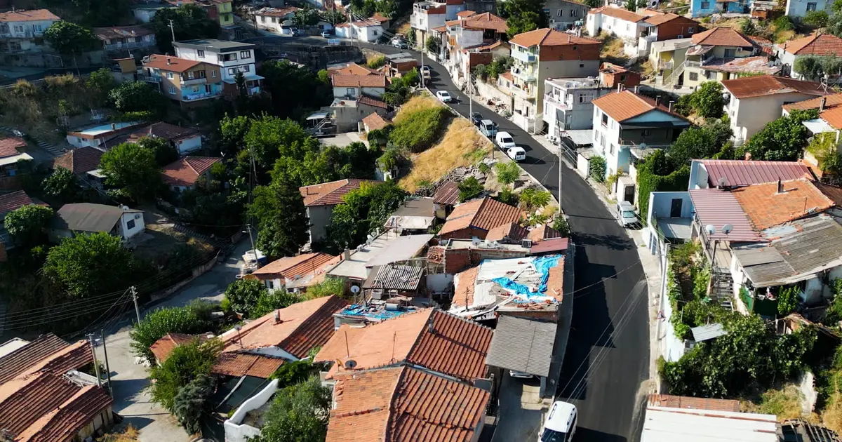 İzmir Narlıdere’de asfalt seferberliği sürüyor