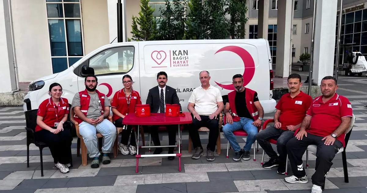 Hopa Kaymakamı Karakaya’dan kan bağışı aracına ziyaret