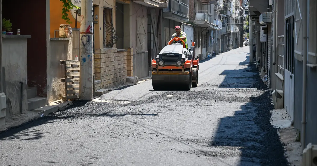 İzmir Bornova’da Çamdibi sokakları asfaltla yenileniyor