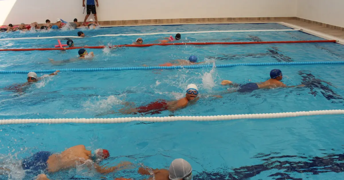 Antalya'da vatandaşlar eğitmenler eşliğinde yüzme öğreniyor