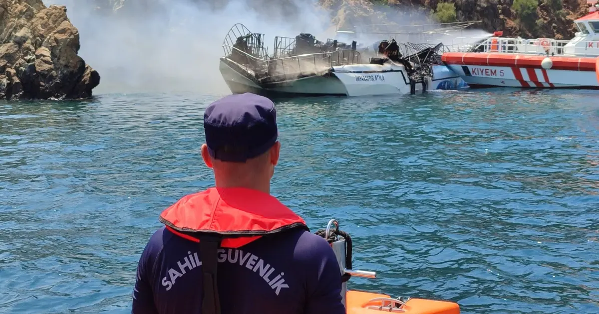 Fethiye’de gezinti teknesinde yangın! 115 kişi tahliye edildi