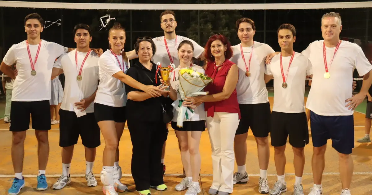 İzmit'te Voleybol Turnuvası sona erdi