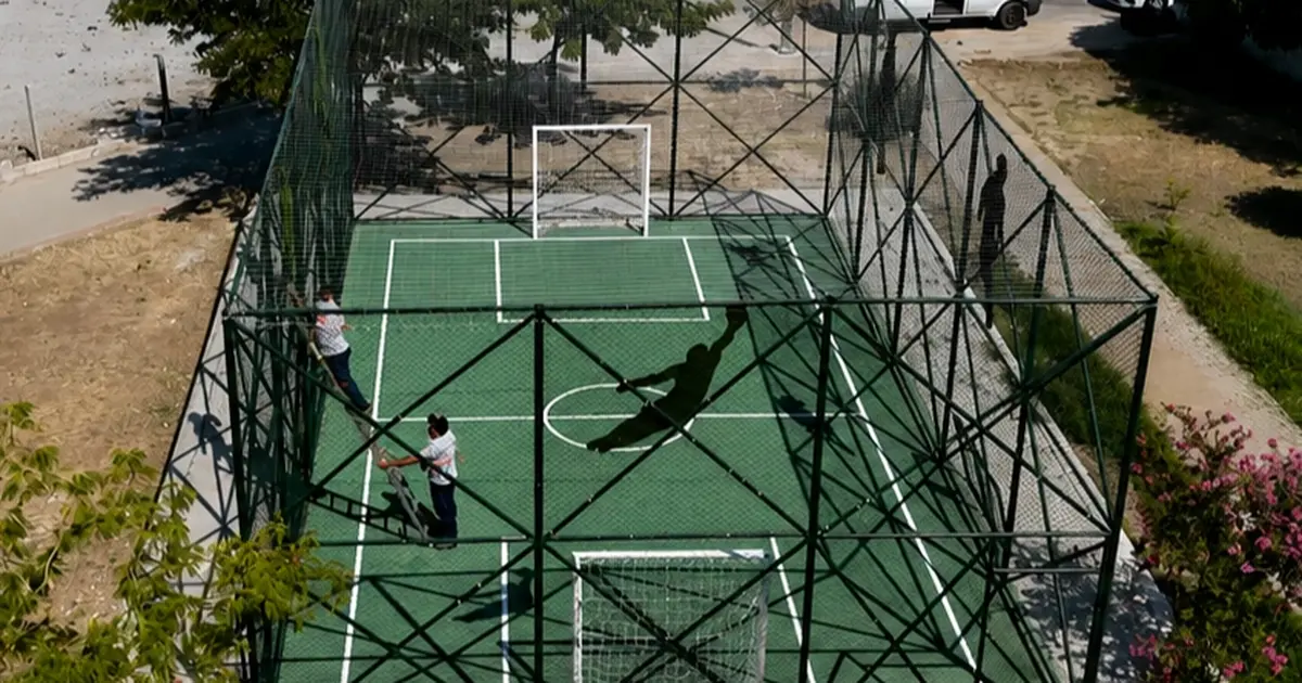 İzmir Karabağlar ‘da 5 mahalleye 5 yeni mini futbol sahası