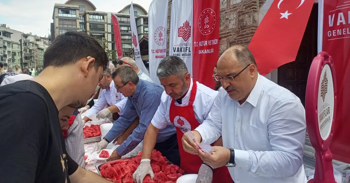 Bursa Emir Sultan Külliyesi’nde karpuz ikramı - Gündem Haberleri