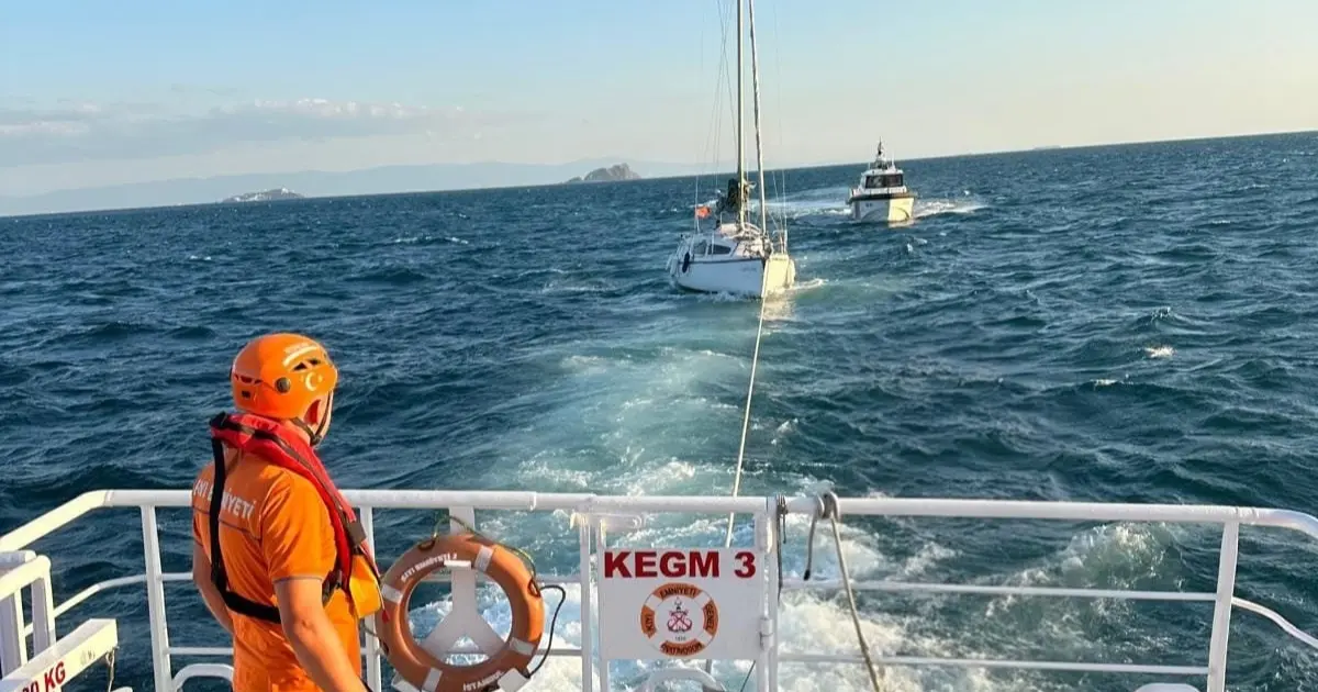 Moda açıklarında sürüklenen tekne kurtarıldı