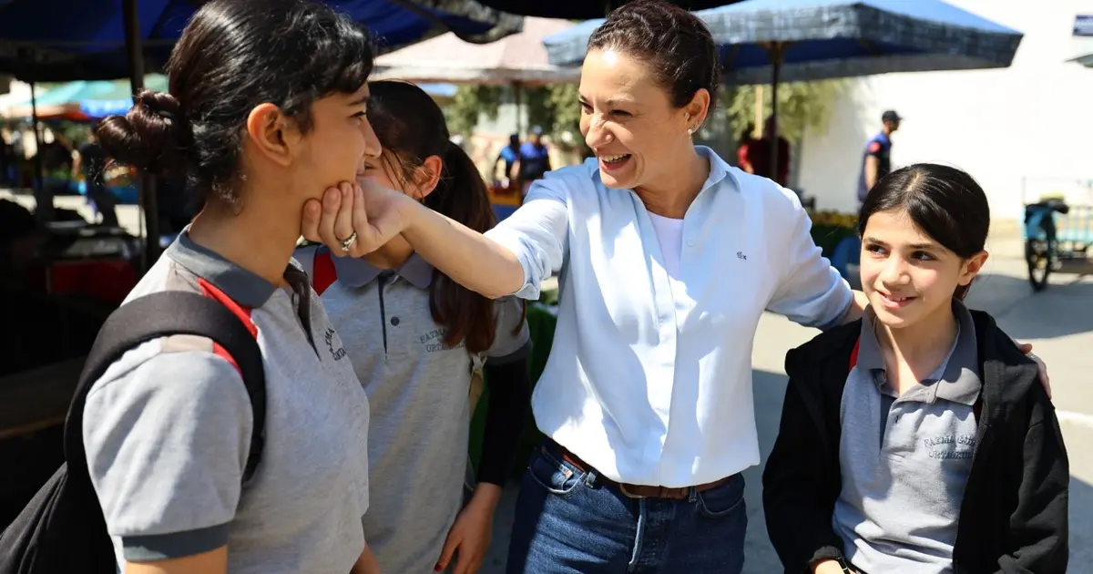Efes Selçuk'tan öğrenciye destek, yerel esnafa nefes