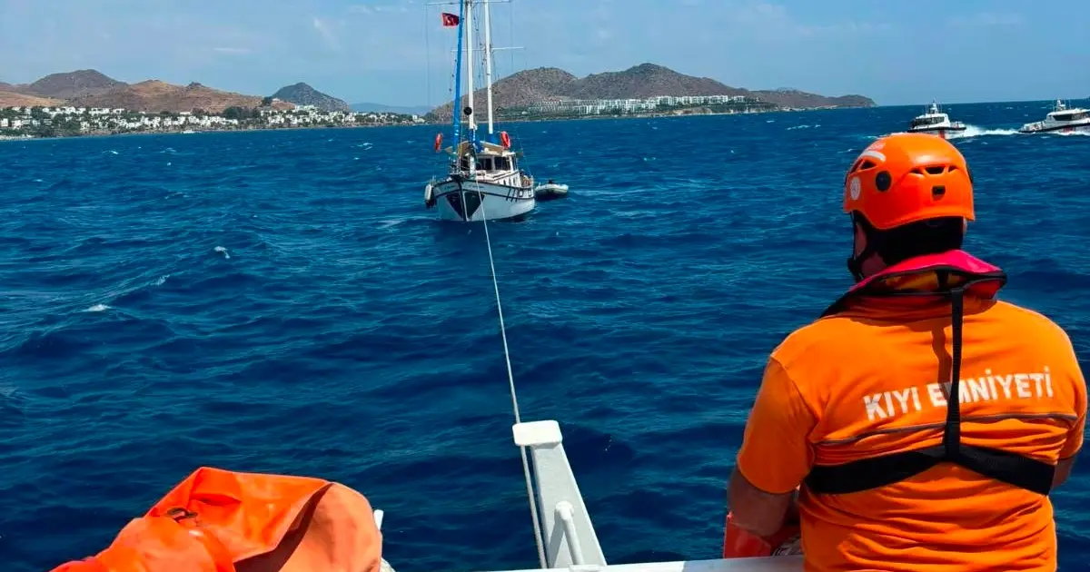 Bodrum açıklarında arızalanan teknedeki 10 kişi kurtarıldı