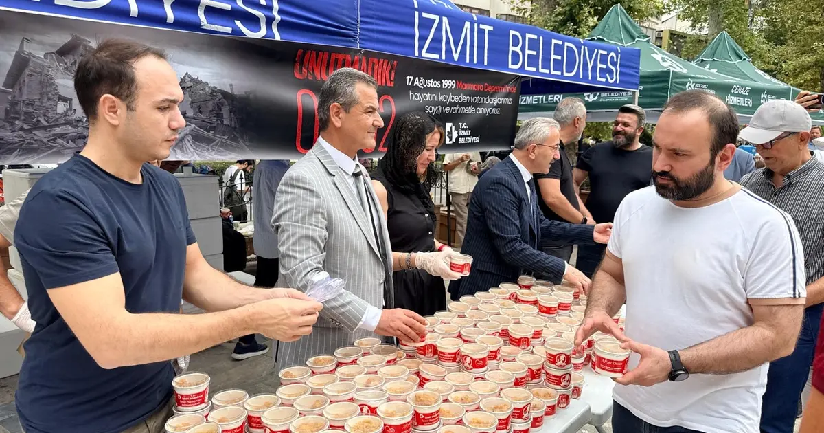 İzmit'te deprem hayatını kaybedenler anısına helva dağıtıldı