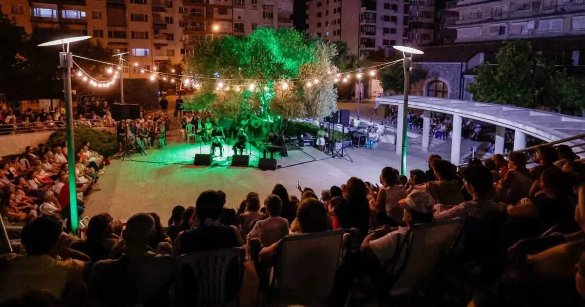 İzmir'de zeytin ağacının altında “Gece Makamı” ezgileri