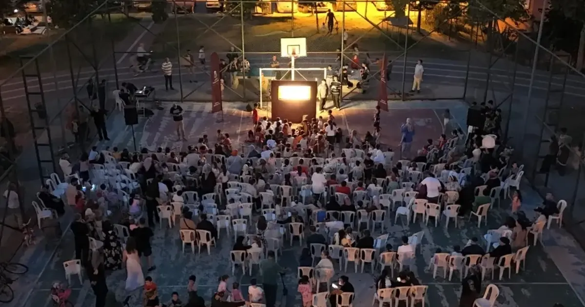 “Karagöz’ün Salıncağı” ilk gösteriminde çocuklar ve aileler buluştu