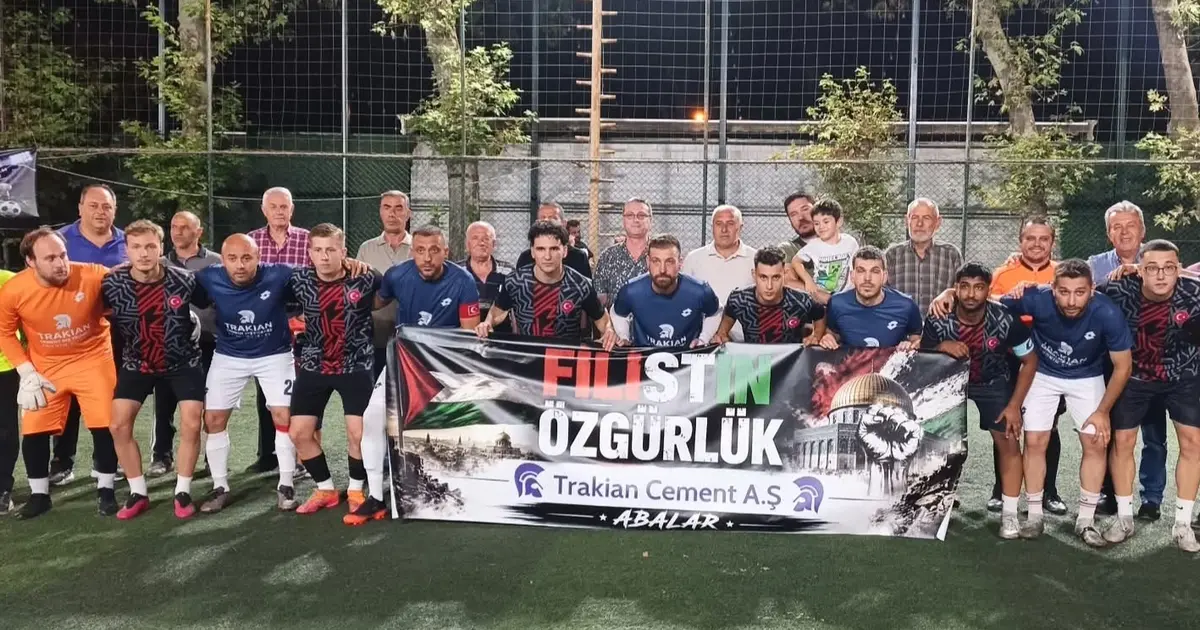 Galibiyeti Filistinli çocuklara armağan ettiler