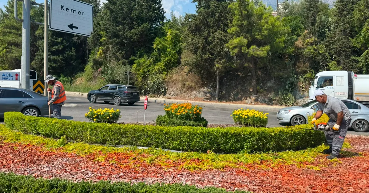 Antalya'da yeşil alanlarda genel temizlik ve bakım yapıldı
