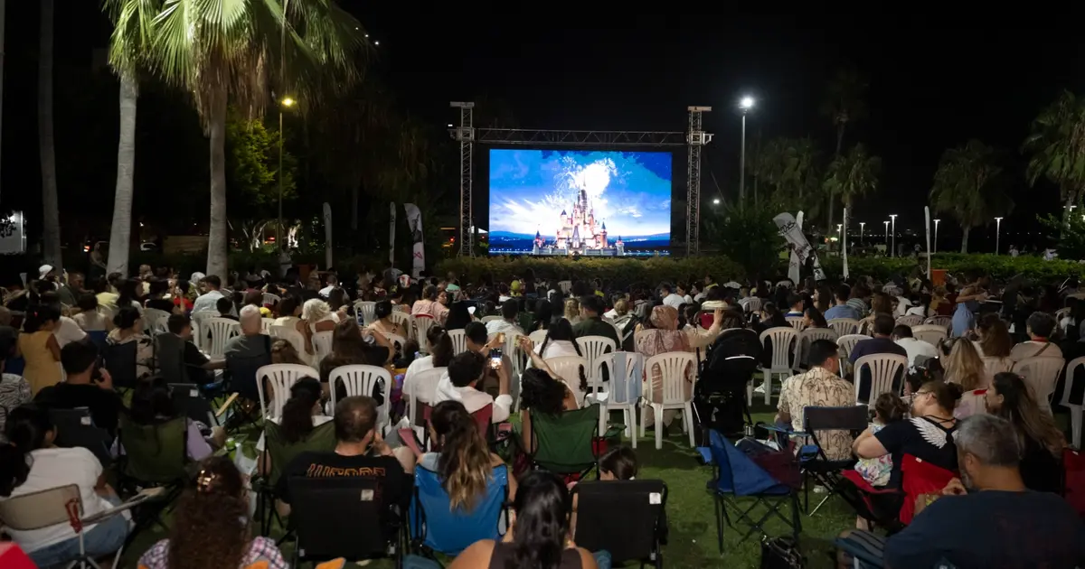 Yukarı Bak filmiyle sahilde sinema keyfi