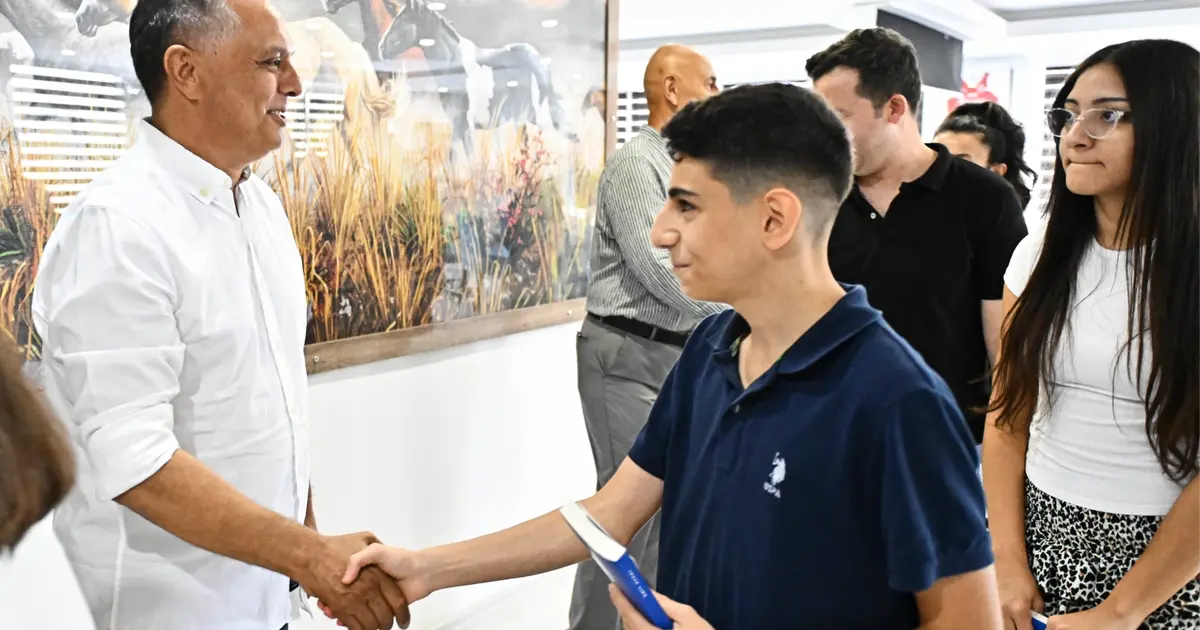 Antalya Muratpaşa'da başarılı öğrenciler hediye çekiyle ödüllendirildi