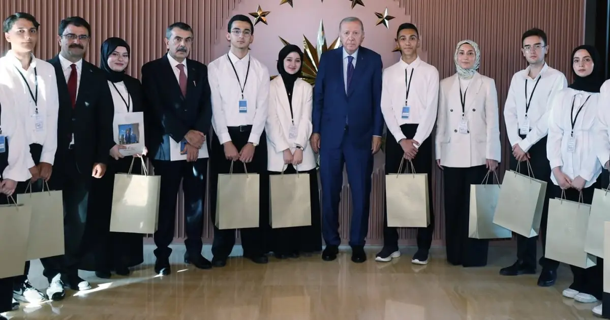 Cumhurbaşkanı Erdoğan Ahlat'ta öğrencileri kabul etti