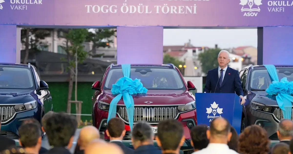 YKS’de Türkiye birincisi olan 3 öğrenciye TOGG ödül