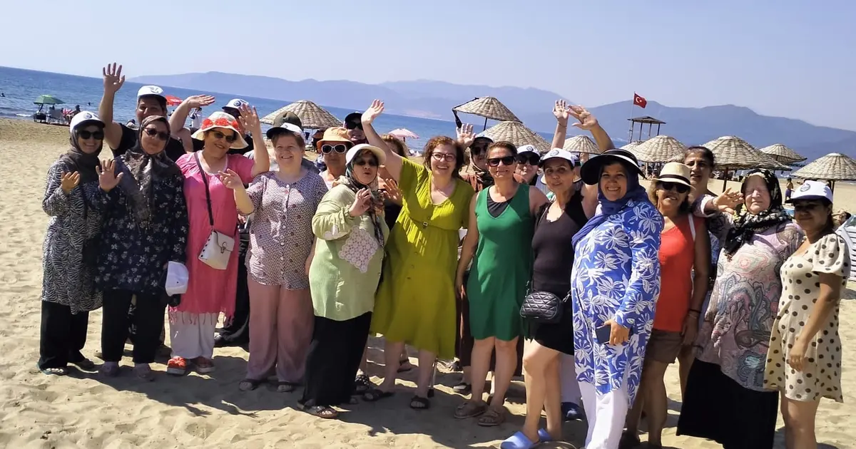 İzmir Karabağlarlı kadınlara Pamucak’ta deniz keyfi