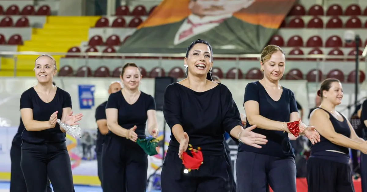 İzmir Büyükşehir’in Balkan dansları kursunda coşkulu final