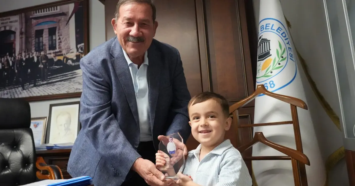 Milaslı minik Göktuğ'dan Başkan Topuz'a teşekkür ziyareti