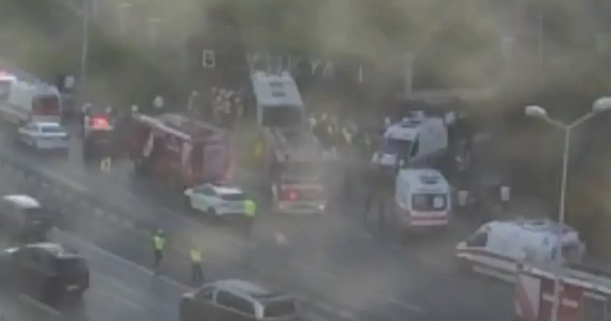 İETT otobüsü duvara çarptı! 2 ölü, 16 yaralı!