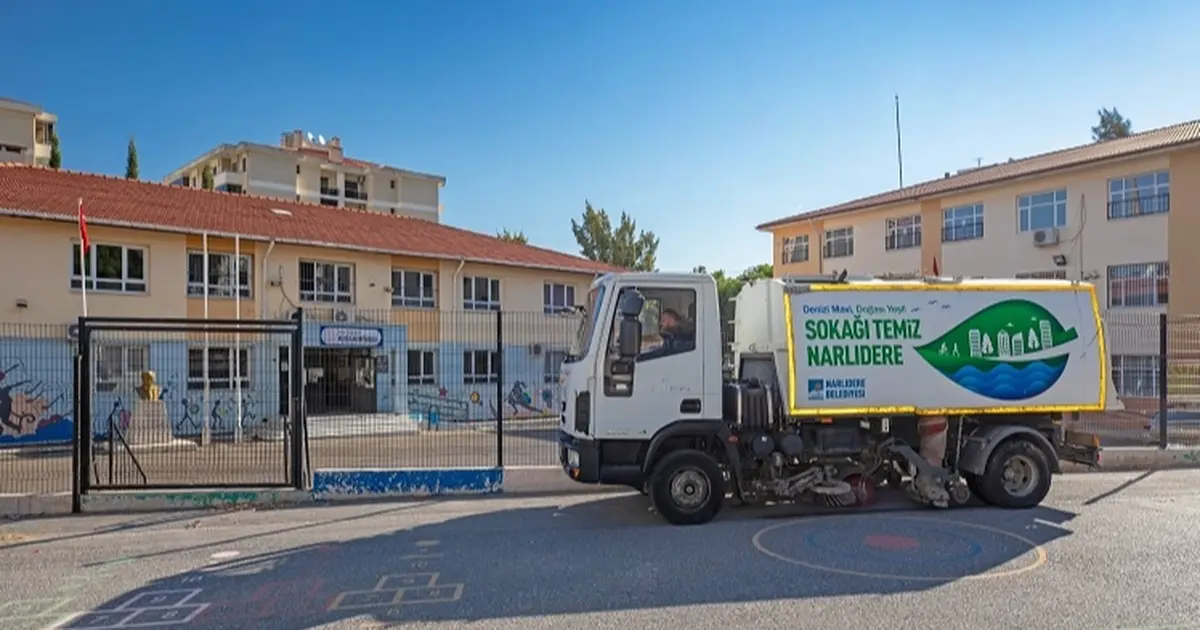 İzmir Narlıdere'de okul bahçelerine temizlik