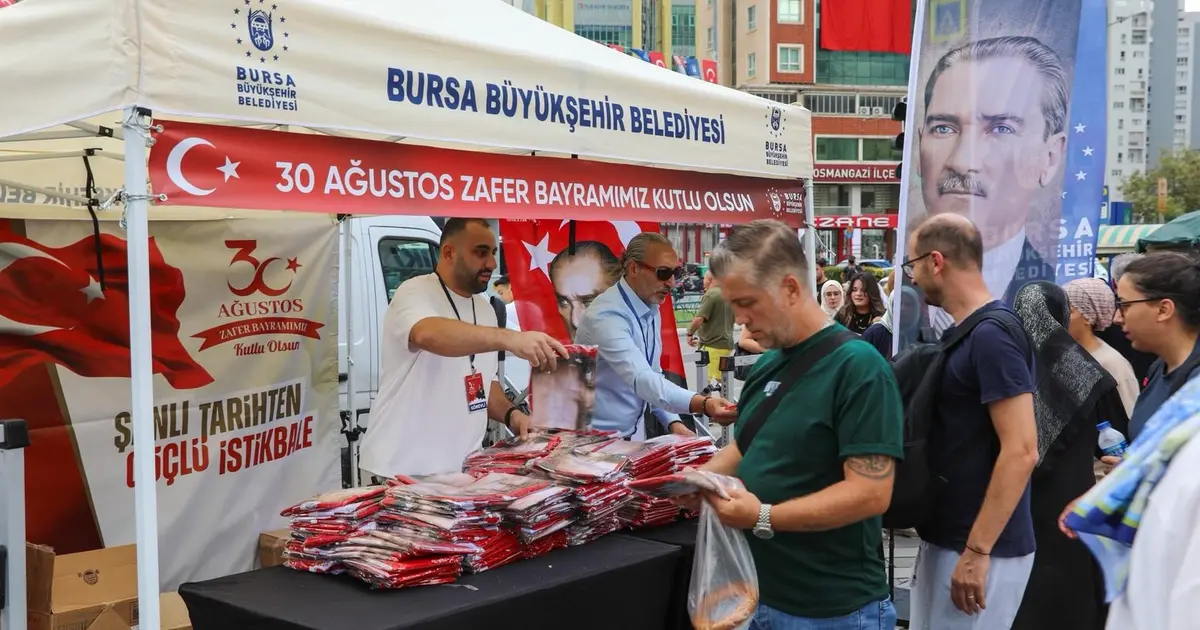 Bursa'da Zafer coşkusu ay yıldız ile taçlandı