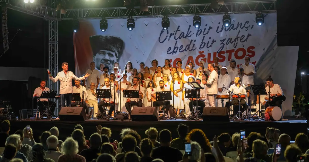 Bornova Büyükpark'ta bayrak denizi ve türkü şöleni - Gündem Haberleri