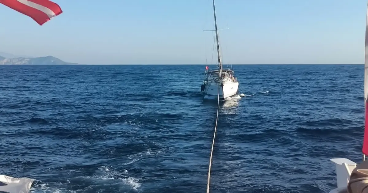 Fethiye açıklarında sürüklenen teknedeki 5 kişi kurtarıldı - Gündem Haberleri