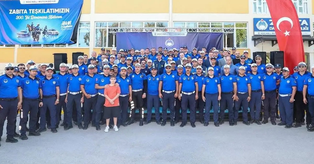 Kocaeli'de Başkan Büyükakın zabıta yeleğini giydi