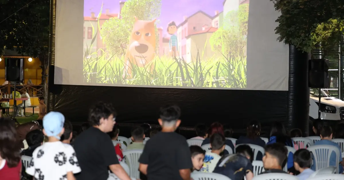 Bursa Osmangazi’de yaz akşamları film gösterimleriyle renkleniyor